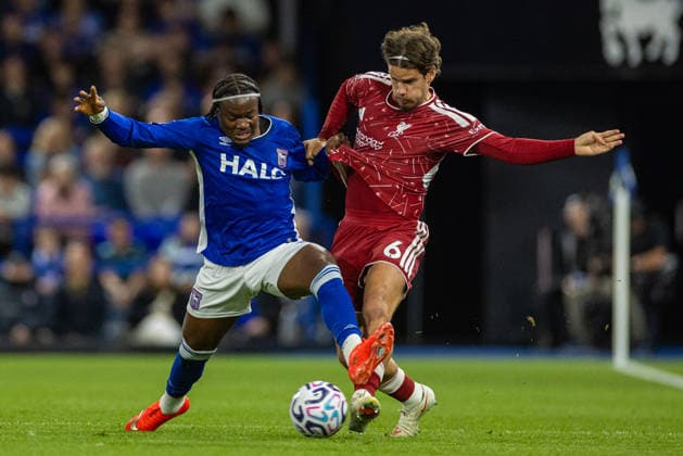 Football - FA Premier League - Ipswich Town v Liverpool FC IPSWICH, ENGLAND - Friday, September 4, 2026: Liverpool s Milos Kerkez (R) is challenged by Ipswich Town s Abdul Fatawu during the FA Premier League match between Ipswich Town FC and Liverpool FC at Portman Road. (Photo by David Rawcliffe Propaganda) IPSWICH Portman Road SUFFOLK ENGLAND  Copyright: xDavidxRawcliffex P2026-09-04-Ipswich_Liverpool-75