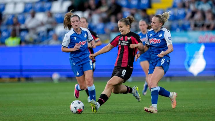 v.li.: Valesca Ampoorter (TSG, 10), Paulina Platner (B04, 6), Vanessa Diehm (TSG, 6), Zweikampf, Spielszene, Duell, duel, tackle, tackling, Dynamik, Action, Aktion, 04.09.2026, Sinsheim (Hoffenheim) (Deutschland), Fussball, Google Pixel Frauen-Bundesliga, TSG 1899 Hoffenheim - Bayer 04 Leverkusen, DFB DFL REGULATIONS PROHIBIT ANY USE OF PHOTOGRAPHS AS IMAGE SEQUENCES AND OR QUASI-VIDEO. *** v li Valesca Ampoorter TSG, 10, Paulina Platner B04, 6, Vanessa Diehm TSG, 6, tackle, game play, duel, tackle, tackling, dynamism, action, 04 09 2026, Sinsheim, Hoffenheim, Germany, soccer, Google Pixel Women s Bundesliga, TSG 1899 Hoffenheim vs. Bayer 04 Leverkusen, DFB and DFL regulations prohibit any use of photographs as image sequences and or quasi-video xozx