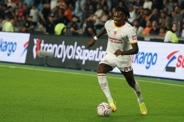September 4, 2026, Basaksehir, Istanbul, Turkey: Rafael Leao (C) of Galatasaray controls the ball during the Turkish Super League 2026 27 match between Basaksehir and Galatasaray at the Basaksehir Fatih Terim Stadium in Istanbul, Turkey, on September 4, 2026. Basaksehir Turkey - ZUMAu194 20260904_zip_u194_043 Copyright: xTolgaxUluturkx