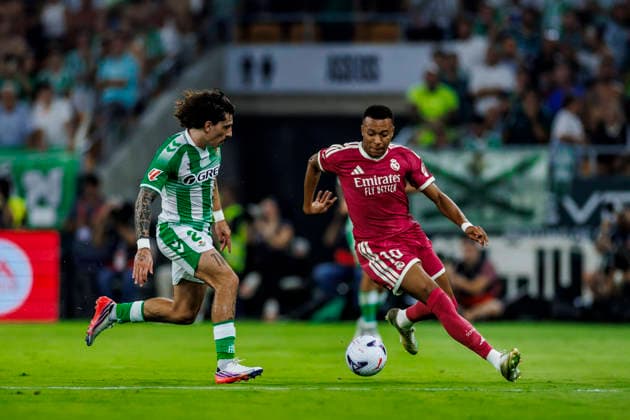 Real Betis Balompie vs Real Madrid CF - LaLiga EA Sports - 04 09 2026 Hector Bellerin of Real Betis (L) battles for the ball with Kylian Mbappe of Real Madrid CF (R) during the LaLiga EA Sports match between Real Betis Balompie and Real Madrid CF at La Cartuja Stadium on September 04, 2026 in Sevilla, Spain. Sevilla Spain Copyright: xPabloxGarciaxSacristan PGSxPhotoxAgencyx
