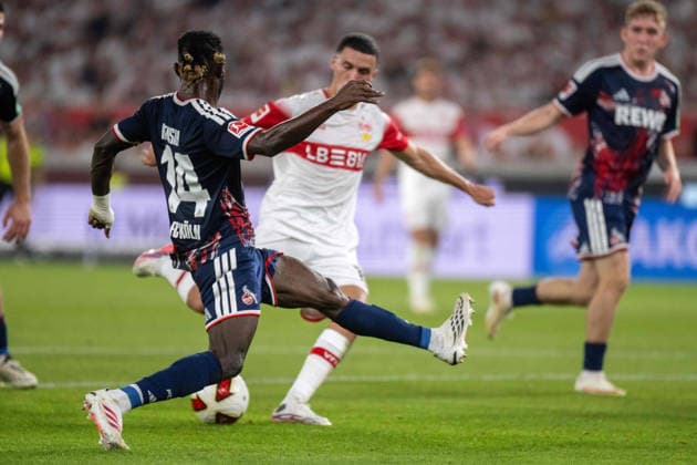 Auch Gideon Mensah (1.FC Köln) kann Ihn nicht aufhalten. xettx, Deutschland, Stuttgart, 04.09.2026, Fussball, Bundesliga: VfB Stuttgart vs 1. FC Koeln, Saison 2026 2027, 2. Spieltag, MHP Arena DFL DFB REGULATIONS PROHIBIT ANY USE OF PHOTOGRAPHS AS IMAGE SEQUENCES AND OR QUASI-VIDEO. *** Not even Gideon Mensah of 1. FC Köln can stop him xettx, Germany, Stuttgart, September 4, 2026, Soccer, Bundesliga: VfB Stuttgart vs. 1. FC Köln, 2026–2027 season, Matchday 2, MHP Arena. DFL and DFB regulations prohibit any use of photographs as image sequences and or quasi-video.
