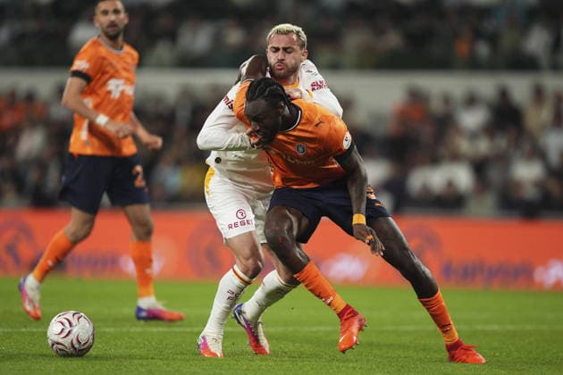 Istanbul Basaksehir v Galatasaray - Turkish Super Lig ISTANBUL, TURKIYE - SEPTEMBER 4: Baris Alper Yilmaz (53) of Galatasaray in action against Jerome Opoku (3) of Basaksehir during the Turkish Super Lig 4th week football match between Istanbul Basaksehir and Galatasaray at Basaksehir Fatih Terim Stadium in Istanbul, Turkiye on September 4, 2026. Bunyamin Celik Anadolu Istanbul Turkey. Editorial use only. Please get in touch for any other usage.  Copyright: x2026xAnadoluxBunyaminxCelikx