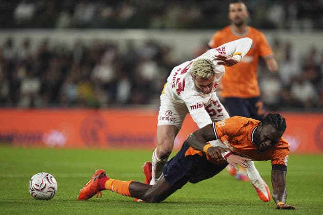 Istanbul Basaksehir v Galatasaray - Turkish Super Lig ISTANBUL, TURKIYE - SEPTEMBER 4: Baris Alper Yilmaz (53) of Galatasaray in action against Jerome Opoku (3) of Basaksehir during the Turkish Super Lig 4th week football match between Istanbul Basaksehir and Galatasaray at Basaksehir Fatih Terim Stadium in Istanbul, Turkiye on September 4, 2026. Bunyamin Celik Anadolu Istanbul Turkey. Editorial use only. Please get in touch for any other usage.  Copyright: x2026xAnadoluxBunyaminxCelikx