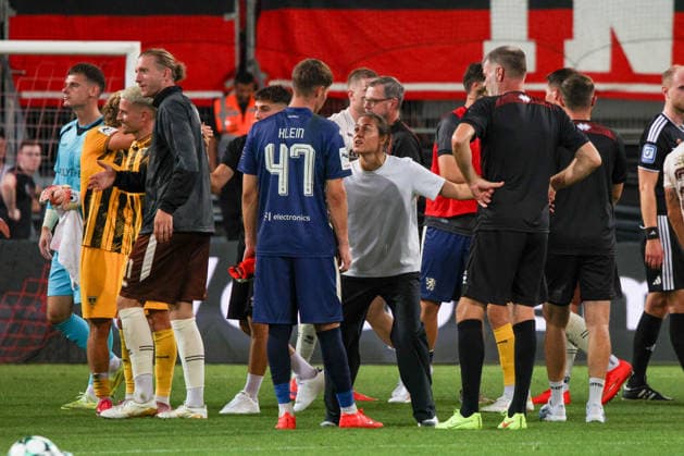 Trainerin Sabrina Wittmann (Cheftrainer FC Ingolstadt 04) geht nach dem Spiel auf Torwart David Klein (FC Ingolstadt 04, Nr.47) los beim Spiel FC Ingolstadt 04 gegen Alemannia Aachen am 04.09.2026, DFB regulations prohibit any use of photographs as image sequences and or quasi-video. GER, Fussball, 3. Liga, Spieltag 4, FC Ingolstadt 04 gegen Alemannia Aachen, 04.09.2026, Audi Sportpark Ingolstadt *** Coach Sabrina Wittmann, head coach of FC Ingolstadt 04, approaches goalkeeper David Klein (No. 47) of FC Ingolstadt 04 after the game between FC Ingolstadt 04 and Alemannia Aachen on September 4, 2026, DFB regulations prohibit any use of photographs as image sequences and or quasi-video. GER, Soccer, 3. Liga, Matchday 4, FC Ingolstadt 04 vs. Alemannia Aachen, September 4, 2026, Audi Sportpark Ingolstadt Copyright: xEibner-Pressefoto OliverxSTRISCHx EP-OSH