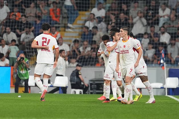 Istanbul Basaksehir v Galatasaray - Turkish Super Lig ISTANBUL, TURKIYE - SEPTEMBER 4: Players of Galatasaray celebrate their victory at the end of the Turkish Super Lig 4th week football match between Istanbul Basaksehir and Galatasaray at Basaksehir Fatih Terim Stadium in Istanbul, Turkiye on September 4, 2026. Adem Kutucu Anadolu Istanbul Turkey. Editorial use only. Please get in touch for any other usage.  Copyright: x2026xAnadoluxAdemxKutucux