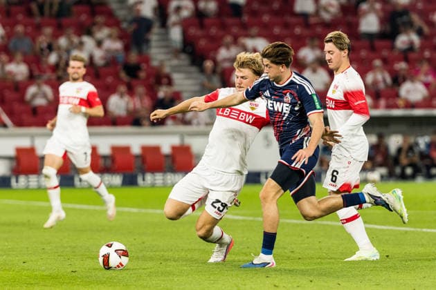 STUTTGART, GERMANY - SEPTEMBER 04: Mikey Moore (1. FC Koeln, 47) controls the ball against Finn Jeltsch (VfB Stuttgart, 29) and Angelo Stiller (VfB Stuttgart, 6) during the Bundesliga match between VfB Stuttgart vs. 1. FC Koeln at MHP Arena Stuttgart on matchday 2 of the 1. Bundesliga on September 04, 2026 in Stuttgart, Germany. DFL REGULATIONS PROHIBIT ANY USE OF PHOTOGRAPHS AS IMAGE SEQUENCES AND OR QUASI-VIDEO. Baden Wuerttemberg Germany Copyright: xSteffiexWunderlx