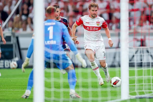 04.09.2026, Fußball, VfB Stuttgart - 1. FC Köln, 1. Fußball Bundesliga, 2. Spieltag, MHP-Arena, Saison 2026 2027: Maximilian Mittelstädt (VfB Stuttgart 07) flankt auf das Tor von Torwart Marvin Schwäbe (1FC Koeln 01) DFB regulations prohibit any use of photographs as image sequences and or quasi-video. Baden-Württemberg Deutschland *** September 4, 2026, Soccer, VfB Stuttgart vs. 1. FC Köln, Bundesliga 1, Matchday 2, MHP Arena, 2026–2027 Season Maximilian Mittelstädt (VfB Stuttgart 07) crosses toward the goal defended by goalkeeper Marvin Schwäbe (1. FC Köln 01). DFB regulations prohibit any use of photographs as image sequences and or quasi-video. Baden-Württemberg, Germany