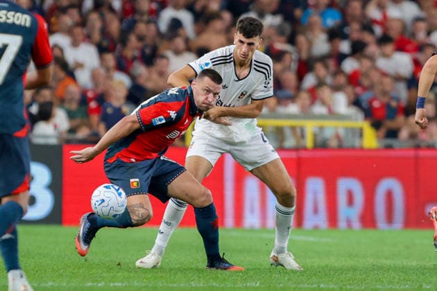 GenoaÕs Milutin Osmajic fights for the ball during the Serie A soccer match between Genoa and Como at the Luigi Ferraris Stadium in Genoa, Italy - Friday, September 04, 2026. - Soccer .  Copyright: xTanoxPecoraro LaPressex