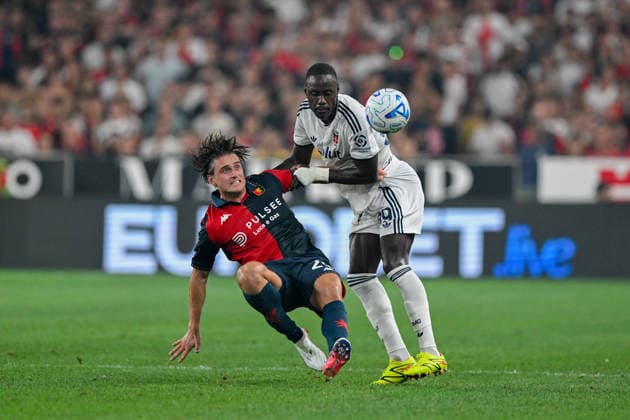 GenoaÕs Lorenzo Colombo fights for the ball with Como s Trevoh Chalobah during the Serie A soccer match between Genoa and Como at the Luigi Ferraris Stadium in Genoa, Italy - Friday, September 04, 2026. - Soccer .  Copyright: xTanoxPecoraro LaPressex