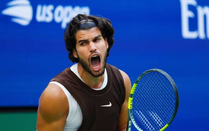 Frustration during the second set for Carlos Alcaraz 2026 US Open, Day Six, USTA Billie Jean King National Tennis Center, New York, USA - 04 Sep 2026New York USTA Billie Jean King National T New York (NY) United States of America EDITORIAL USE ONLY No use with unauthorised audio, video, data, fixture lists, club league logos or live services. Online in-match use limited to 120 images, no video emulation. No use in betting, games or single club league player publications.  Copyright: xJavierxGarcia Shutterstockx 17133421aw