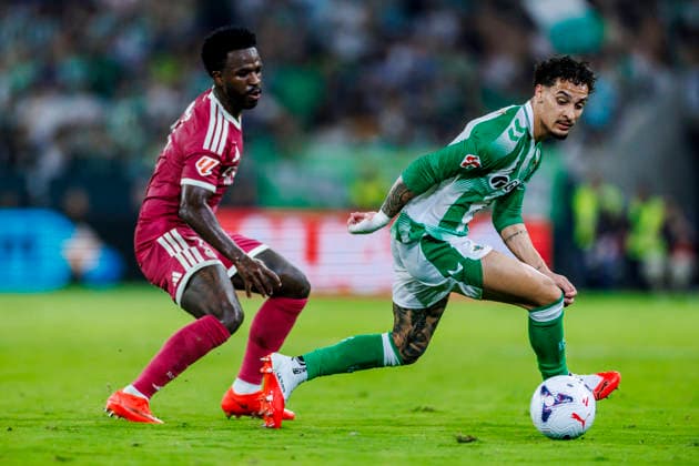 Real Betis Balompie vs Real Madrid CF - LaLiga EA Sports - 04 09 2026 Vinicius Junior of Real Madrid CF (L) and Antony Dos Santos of Real Betis (R) during the LaLiga EA Sports match between Real Betis Balompie and Real Madrid CF at La Cartuja Stadium on September 04, 2026 in Sevilla, Spain. Sevilla Spain Copyright: xPabloxGarciaxSacristan PGSxPhotoxAgencyx