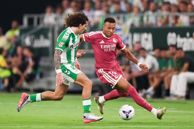 SEVILLE, SPAIN - SEPTEMBER 04: Kylian Mbappe of Real Madrid (R) runs with the ball under pressure from Hector Bellerin of Real Betis (L) during the LaLiga EA Sports football match between Real Betis Balompie and Real Madrid at Estadio La Cartuja on September 04, 2026 in Seville, Spain. (Photo by Ricardo Nogueira Sports Press Photo)  Copyright: xRicardoxNogueira SportsxPressxPhotox Sportspressphoto_SPR222959