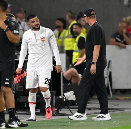 nach TOR zum 3:0 Ermedin Demirovic VfB Stuttgart (09) (nicht im Bild) Deniz Undav VfB Stuttgart (26) im Gespraech Diskussion mit Trainer Coach Sebastian Hoeness VfB Stuttgart VfB Stuttgart vs 1. FC Koeln 04.09.2026 DFL REGULATIONS PROHIBIT ANY USE OF PHOTOGRAPHS AS IMAGE SEQUENCES AND OR QUASI-VIDEO VfB Stuttgart vs 1. FC Koeln *** After the goal to make it 3–0: Ermedin Demirovic (VfB Stuttgart 09), not in the frame; Deniz Undav (VfB Stuttgart 26) in conversation with coach Sebastian Hoeness (VfB Stuttgart). VfB Stuttgart vs. 1. FC Köln, September 4, 2026. DFL REGULATIONS PROHIBIT ANY USE OF PHOTOGRAPHS AS IMAGE SEQUENCES AND OR QUASI-VIDEO VfB Stuttgart vs. 1. FC Köln