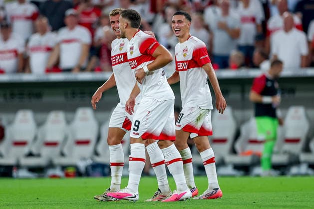 04.09.2026, Fußball, VfB Stuttgart - 1. FC Köln, 1. Fußball Bundesliga, 2. Spieltag, MHP-Arena, Saison 2026 2027: Torjubel nach dem Tor zum 3:0 durch Torschütze Ermedin Demirovic (VfB Stuttgart 09) zusammen mit Grischa Prömel (VfB Stuttgart 21) Maximilian Mittelstädt (VfB Stuttgart 07) DFB regulations prohibit any use of photographs as image sequences and or quasi-video. Baden-Württemberg Deutschland *** September 4, 2026, Soccer, VfB Stuttgart vs. 1. FC Köln, Bundesliga 1, Matchday 2, MHP Arena, 2026–2027 season: Goal celebration after the 3–0 goal by scorer Ermedin Demirovic (VfB Stuttgart 09) together with Grischa Prömel (VfB Stuttgart 21) and Maximilian Mittelstädt (VfB Stuttgart 07). DFB regulations prohibit any use of photographs as image sequences and or quasi-video; Baden-Württemberg, Germany