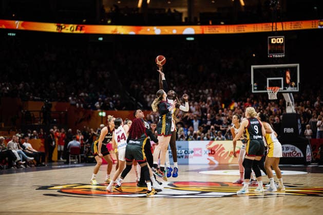 FIBA Women™s Basketball World Cup 2026: Spanien vs. Deutschland, 04.09.2026 Tip-Off beim Spiel Spanien gegen Deutschland; Basketball, FIBA Womens Basketball World Cup 2026, Gruppenphase, Gruppe A, 1. Spieltag: Spanien vs. Deutschland am 04.09.2026 in der Uber Arena, Berlin *** FIBA Women’s Basketball World Cup 2026: Spain vs. Germany, September 4, 2026. Tip-off for the Spain vs. Germany basketball game, FIBA Women’s Basketball World Cup 2026, group stage, Group A, Matchday 1: Spain vs. Germany on September 4, 2026, at the Uber Arena, Berlin Copyright: xBEAUTIFULxSPORTS Tonhäuserx
