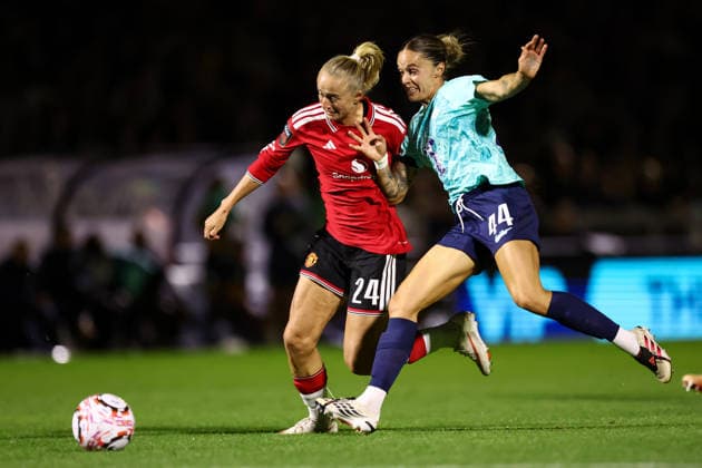 London City Lionesses gegen Manchester United, 4. September 2026, London Women’s Super League London City Lionesses gegen Manchester United Lea Schuller von Manchester United und Maria Leon von den London City Lionesses Foto: Jacques Feeney Abseits London, Großbritannien  Copyright: xJacquesxFeeneyx xOffsidexOffside