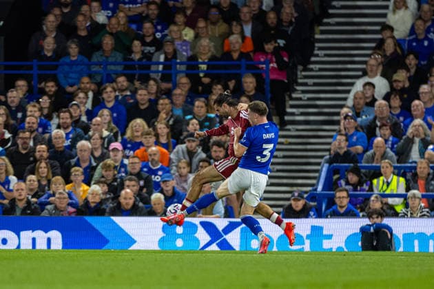 Football - FA Premier League - Ipswich Town v Liverpool FC IPSWICH, ENGLAND - Friday, September 4, 2026: Liverpool s Dominik Szoboszlai is challenged by Ipswich Town s Leif Davis (R) during the FA Premier League match between Ipswich Town FC and Liverpool FC at Portman Road. (Photo by David Rawcliffe Propaganda) IPSWICH Portman Road SUFFOLK ENGLAND  Copyright: xDavidxRawcliffex P2026-09-04-Ipswich_Liverpool-107
