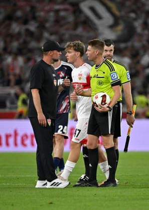 nach Spielende: Trainer Coach Sebastian Hoeness VfB Stuttgart im Gespraech Diskussion mit Schiedsrichter Referee Christian Dingert VfB Stuttgart vs 1. FC Koeln 04.09.2026 DFL REGULATIONS PROHIBIT ANY USE OF PHOTOGRAPHS AS IMAGE SEQUENCES AND OR QUASI-VIDEO VfB Stuttgart vs 1. FC Koeln *** After the game, VfB Stuttgart coach Sebastian Hoeness in discussion with referee Christian Dingert—VfB Stuttgart vs. 1. FC Köln, September 4, 2026. DFL regulations prohibit any use of photographs as image sequences and OR QUASI-VIDEO. VfB Stuttgart vs. 1. FC Köln
