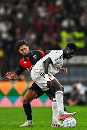 September 4, 2026, Genoa, Genoa: Genoa™s Icelander midfielder Mikael Ellertsson (left) and Como s Spanish forward Assane Diao during the Italian Serie A soccer match Genoa Cfc vs Como 1907 at Luigi Ferraris stadium in Genoa, Italy, 4 September 2026. ANSA STRINGER. Italy Soccer: Serie A; Genoa Cfc Vs Como 1907  - ZUMAa110 20260904_zaf_a110_059 Copyright: xStringerx