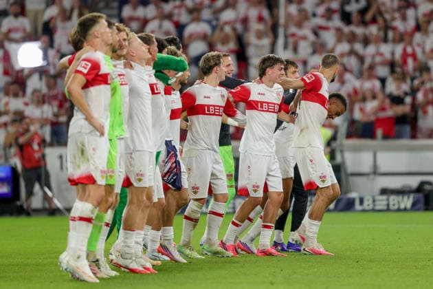 2026.09.04, Deutschland, Stuttgart Fußball VfB Stuttgart vs. 1. FC Köln, die Mannschaft des VfB feiert den Sieg über Köln Gemäß den Vorgaben der DFL Deutsche Fußball Liga ist es untersagt, in dem Stadion und oder vom Spiel angefertigte Fotoaufnahmen in Form von Sequenzbildern und oder videoähnlichen Fotostrecken zu verwerten bzw. verwerten zu lassen. DFL, DFB regulations prohibit any use of photographs as image sequences and or quasi-video. *** September 4, 2026, Germany, Stuttgart: VfB Stuttgart vs. 1. FC Köln, The VfB team celebrates its victory over Cologne. In accordance with the regulations of the DFL (German Soccer League), it is prohibited to use or allow the use of photographs taken in the stadium and or during the game in the form of image sequences and or video-like photo series. DFL, DFB regulations prohibit any use of photographs as image sequences and or video-like sequences