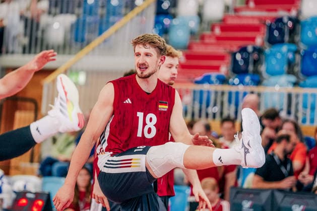 GER, Volleyball, European Championship Dress Rehearsal, Friendly Match, Germany vs. Netherlands, 04 09 26 Focus on the Warm-up Florian Krage Brewitz 18, Germany Photo: HMB Media Etienne Schlick Copyright: HMBxMedia EtiennexSchlick