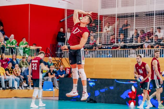 GER, Volleyball, European Championship Dress Rehearsal, Friendly Match, Germany vs. Netherlands, 09 26 04: Focus on the Warm-up, Jan Zimmermann 17, Germany, Photo: HMB Media, Etienne Schlick Copyright: HMBxMedia EtiennexSchlick