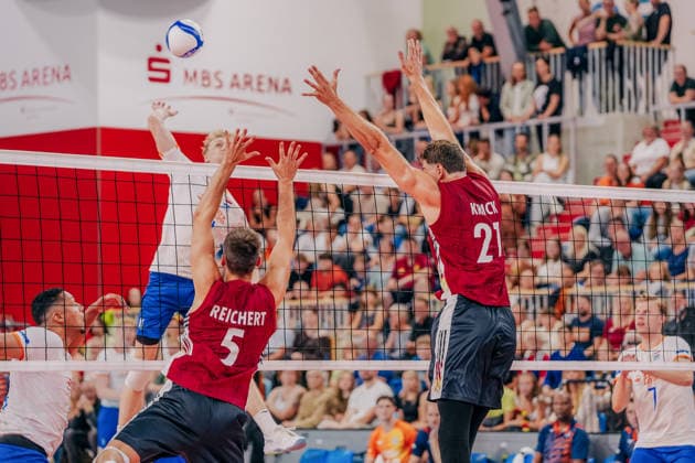 GER, Volleyball, European Championship Warm-up Match, Germany vs. Netherlands, 09 26 2004 Block by Moritz Reichert 5, Germany, and Tobias Krick 21, Germany. Photo: HMB Media, Etienne Schlick Copyright: HMBxMedia EtiennexSchlick