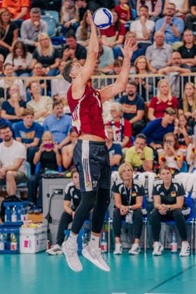 GER, Volleyball, European Championship warm-up match, friendly, Germany vs. Netherlands, September 4, 2026. Serve by Tobias Krick (21), Germany. Photo: HMB Media, Etienne Schlick Copyright: HMBxMedia EtiennexSchlick