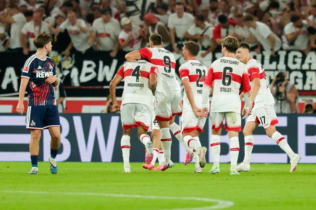 Im Bild: Jubel nach dem Tor zum 4:1 bei den Spielern vom VfB Stuttgart und links schaut Mikey Moore (1. FC Koeln, 47) zu. 04.09.2026, VfB Stuttgart - 1. FC Koeln, 1. Bundesliga, 2. Spieltag, Deutschland, Stuttgart, MHP Arena, DFL REGULATIONS PROHIBIT ANY USE OF PHOTOGRAPHS AS IMAGE SEQUENCES AND OR QUASI-VIDEO. *** Pictured: VfB Stuttgart players celebrating after scoring the goal that made it 4–1; on the left is Mikey Moore of 1. FC Köln, April 9, 2026, VfB Stuttgart vs. 1. FC Köln, Bundesliga 1, Matchday 2, Germany, Stuttgart, MHP Arena, DFL regulations prohibit any use of photographs as image sequences and or quasi-video Copyright: HMBxMedia xJulienxBecker