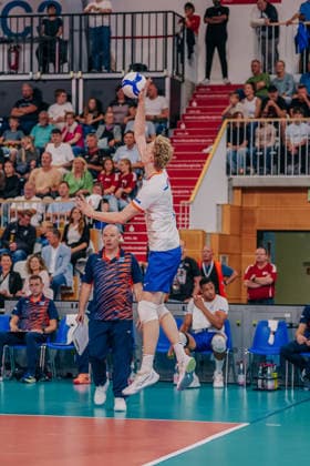 GER, Volleyball, European Championship warm-up match, friendly, Germany vs. the Netherlands, September 4, 2026, serve by the Netherlands. Photo: HMB Media, Etienne Schlick Copyright: HMBxMedia EtiennexSchlick