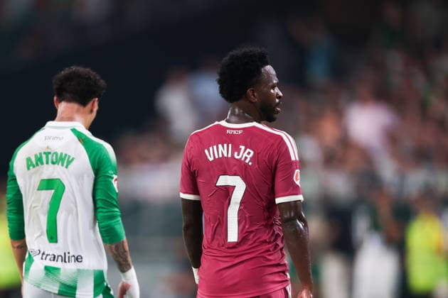 SEVILLE, SPAIN - SEPTEMBER 04: Antony of Real Betis (L) and Vinicius Junior of Real Madrid (R) look on during the LaLiga EA Sports football match between Real Betis Balompie and Real Madrid at Estadio La Cartuja on September 04, 2026 in Seville, Spain. (Photo by Ricardo Nogueira Sports Press Photo)  Copyright: xRicardoxNogueira SportsxPressxPhotox Sportspressphoto_SPR222992