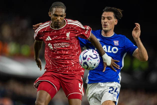 Football - FA Premier League - Ipswich Town v Liverpool FC IPSWICH, ENGLAND - Friday, September 4, 2026: Liverpool s Jeremy Jacquet and Ipswich Town s Jacob Greaves during the FA Premier League match between Ipswich Town FC and Liverpool FC at Portman Road. (Photo by David Rawcliffe Propaganda) IPSWICH Portman Road SUFFOLK ENGLAND  Copyright: xDavidxRawcliffex P2026-09-04-Ipswich_Liverpool-121