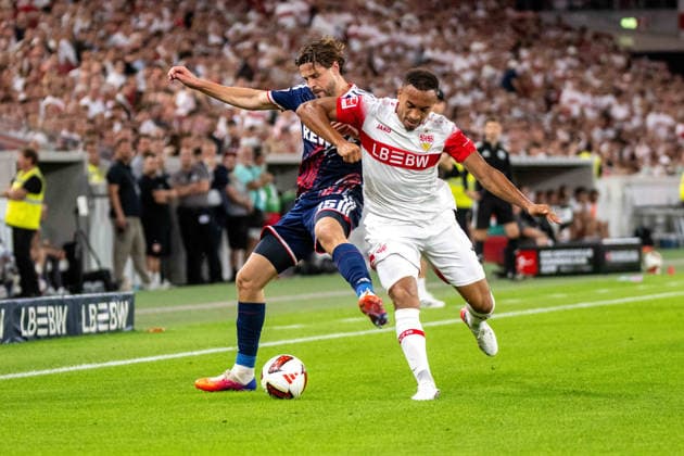 Tom Krauss (1.FC Köln) im Zweikampf mit Jamie Leweling (VfB Stuttgart). xettx, Deutschland, Stuttgart, 04.09.2026, Fussball, Bundesliga: VfB Stuttgart vs 1. FC Koeln, Saison 2026 2027, 2. Spieltag, MHP Arena DFL DFB REGULATIONS PROHIBIT ANY USE OF PHOTOGRAPHS AS IMAGE SEQUENCES AND OR QUASI-VIDEO. *** Tom Krauss, 1. FC Köln, in a tackle with Jamie Leweling of VfB Stuttgart, xettx, Germany, Stuttgart, September 4, 2026, Soccer, Bundesliga: VfB Stuttgart vs. 1. FC Köln, 2026–2027 season, Matchday 2, MHP Arena DFL DFB REGULATIONS PROHIBIT ANY USE OF PHOTOGRAPHS AS IMAGE SEQUENCES AND OR QUASI-VIDEO