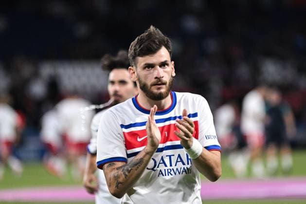 Ligue 1 PSG vs AS Monaco PARIS, FRANCE - SEPTEMBER 4, 2026: Paris Saint-Germain™s forward Khvicha Kvaratskhelia warms up before the French L1 football match between Paris Saint-Germain and AS Monaco at the Parc des Princes stadium in Paris on September 4, 2026. Paris ÃŽle-de-France FR Copyright: x xFirasxAbdullahx xJNAxPressx