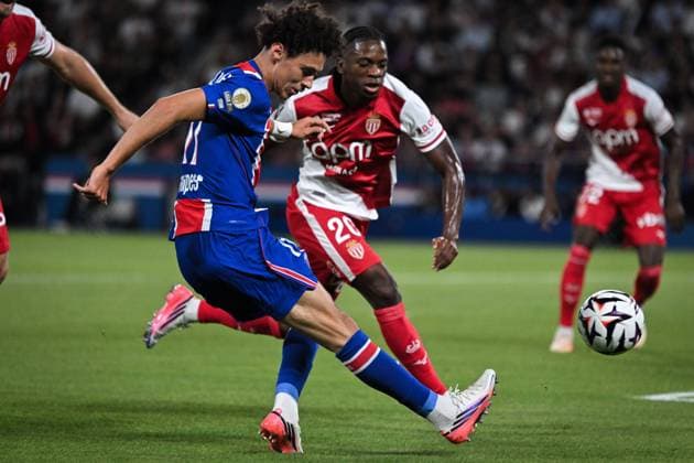 September 4, 2026, Paris, Å½Le-De-France, France: PARIS, FRANCE - SEPTEMBER 4, 2026: Paris Saint-GermainÃ¢â‚¬â ¢s forward Maghnes Akliouche kicks the ball during the French L1 football match between Paris Saint-Germain and AS Monaco at the Parc des Princes stadium in Paris on September 4, 2026. Paris France - ZUMAq101 20260904_zna_q101_193 Copyright: xFirasxAbdullahx