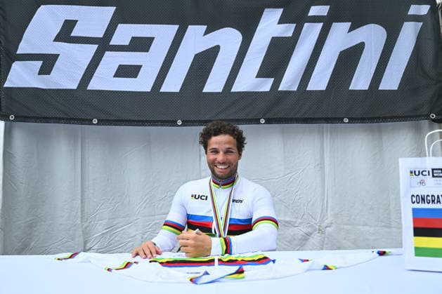 2026 UCI Para-cycling Road World Championships Picture by Mathew Wells SWpix.com - 04 09 2026 - Cycling - 2026 UCI Para-cycling Road World Championships - Huntsville, Alabama, United States of America - Men H2 Individual Time Trial (ITT) - Florian Jouanny (France) signing the Santini Rainbow Jersey after becoming world champion Huntsville Cummings Research Park United States of America Copyright: x xSWpix.comx(t axPhotographyxHubxLtd)xMathewxWells SWpix.comx SWP-3030-22321
