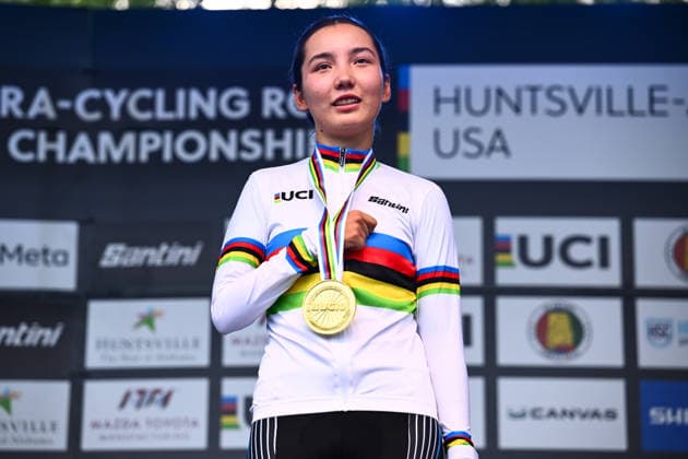 2026 UCI Para-cycling Road World Championships Picture by Olly Hassell SWpix.com - 04 09 2026 - Cycling - 2026 UCI Para-cycling Road World Championships - Huntsville, Alabama, United States of America - Women T1 Individual Time Trial (ITT) podium - Marjona Pardaboyeva (Uzbekistan) wins the Gold Medal to become World Champion Huntsville Cummings Research Park United States of America Copyright: x xSWpix.comx(t axPhotographyxHubxLtd)xOllyxHassell SWpix.comx SWP-3030-22348