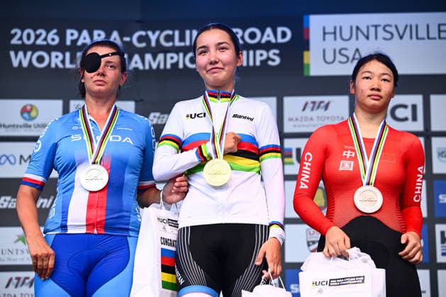2026 UCI Para-cycling Road World Championships Picture by Olly Hassell SWpix.com - 04 09 2026 - Cycling - 2026 UCI Para-cycling Road World Championships - Huntsville, Alabama, United States of America - Women T1 Individual Time Trial (ITT) podium - Marjona Pardaboyeva (Uzbekistan) wins the Gold Medal to become World Champion, Pavlina Vejvodova (Czechia) receiving the Silver Medal and Shiqi Quan (China) receiving the Bronze Medal Huntsville Cummings Research Park United States of America Copyright: x xSWpix.comx(t axPhotographyxHubxLtd)xOllyxHassell SWpix.comx SWP-3030-22349