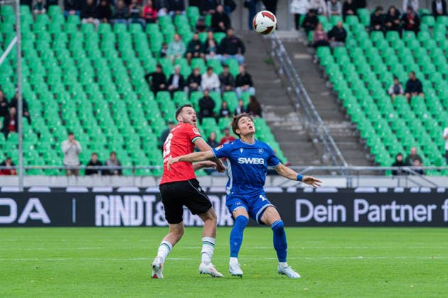 Hannover, Deutschland 04. September 2026: 2. BL - 2026 2027 - Sp. 4 - Hannover 96 gegen Karlsruher SC Im Bild: v. li. im Zweikampf Boris Tomiak (H96) und Shio Fukuda (KSC) DFL DFB regulations prohibit any use of photographs as image sequences and or quasi-video Heinz von Heiden Arena Niedersachsen *** Hanover, Germany September 4, 2026 2. Bundesliga 2026–2027 Match 4: Hannover 96 vs. Karlsruher SC Pictured from left, in a tackle: Boris Tomiak (H96) and Shio Fukuda (KSC). DFL and DFB regulations prohibit any use of photographs as image sequences and or quasi-video Heinz von Heiden Arena, Lower Saxony Copyright: xFotostandx xKruczynskix