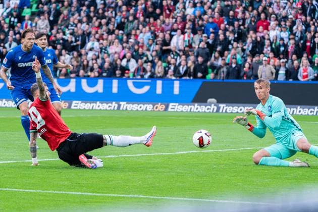 Hannover, Deutschland 04. September 2026: 2. BL - 2026 2027 - Sp. 4 - Hannover 96 gegen Karlsruher SC Im Bild: v. li. im Zweikampf Marcel Hartel (H96) und Torwart Hans Christian Bernat (KSC) DFL DFB regulations prohibit any use of photographs as image sequences and or quasi-video Heinz von Heiden Arena Niedersachsen *** Hanover, Germany September 4, 2026 2nd Bundesliga 2026–2027 Match 4: Hannover 96 vs. Karlsruher SC Pictured, from left, in a tackle: Marcel Hartel (H96) and goalkeeper Hans Christian Bernat (KSC). DFL and DFB regulations prohibit any use of photographs as image sequences and or quasi video; Heinz von Heiden Arena, Lower Saxony Copyright: xFotostandx xKruczynskix