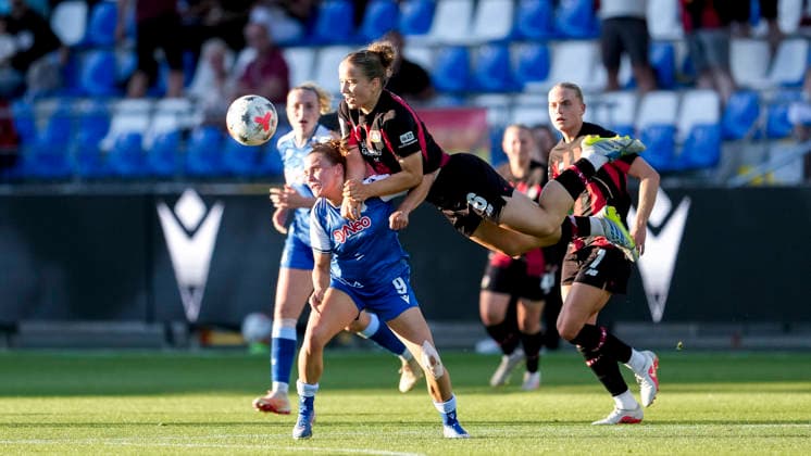 v.li.: Marie Steiner (TSG, 9), Paulina Platner (B04, 6), Zweikampf, Spielszene, Duell, duel, tackle, tackling, Dynamik, Action, Aktion, 04.09.2026, Sinsheim (Hoffenheim) (Deutschland), Fussball, Google Pixel Frauen-Bundesliga, TSG 1899 Hoffenheim - Bayer 04 Leverkusen, DFB DFL REGULATIONS PROHIBIT ANY USE OF PHOTOGRAPHS AS IMAGE SEQUENCES AND OR QUASI-VIDEO. *** v li Marie Steiner TSG, 9, Paulina Platner B04, 6, tackle, game play, duel, tackle, tackling, dynamics, action, 04 09 2026, Sinsheim, Hoffenheim, Germany, soccer, Google Pixel Women’s Bundesliga, TSG 1899 Hoffenheim vs. Bayer 04 Leverkusen, DFB and DFL regulations prohibit any use of photographs as image sequences and or quasi-video xozx