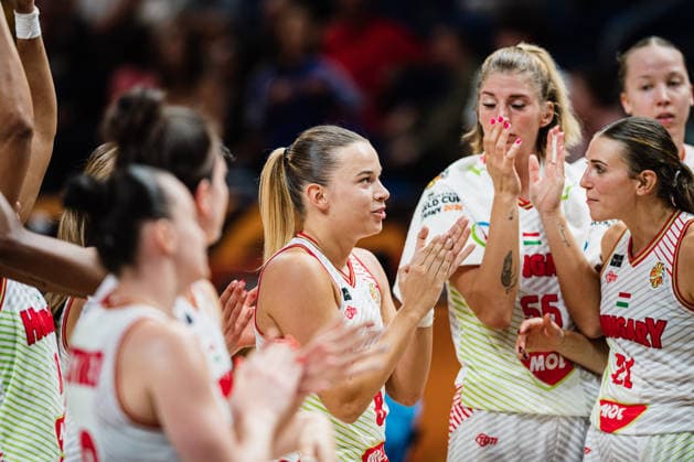 FIBA Women’s Basketball World Cup 2026: Hungary vs. France, September 4, 2026—Hungary high-fives its fans; FIBA Women’s Basketball World Cup 2026, group stage, Group B, Matchday 1: Hungary vs. France on September 4, 2026, at the Uber Arena, Berlin Copyright: xBEAUTIFULxSPORTS Tonhäuserx