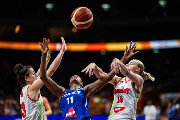 FIBA Women™s Basketball World Cup 2026: Ungarn vs. Frankreich, 04.09.2026 cgnes TÅ¡rÅ¡k (Ungarn, 13) und Dorka Juh¡sz (Ungarn, 14) kÅ mpfen mit Valeriane Ayayi (Frankreich, 11) um den Ball; Basketball, FIBA Womens Basketball World Cup 2026, Gruppenphase, Gruppe B, 1. Spieltag: Ungarn vs. Frankreich am 04.09.2026 in der Uber Arena, Berlin *** FIBA Women’s Basketball World Cup 2026: Hungary vs. France, September 4, 2026, at the cgnes Török in Hungary: 13-year-old Török from Hungary and 14-year-old Dorka Juhász from Hungary battle 11-year-old Valeriane Ayayi from France for the ball in basketball, FIBA Women’s Basketball World Cup 2026, Group Stage, Group B, Matchday 1: Hungary vs. France on September 4, 2026, at the Uber Arena, Berlin Copyright: xBEAUTIFULxSPORTS Tonhäuserx