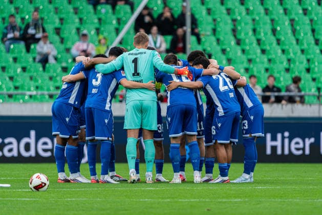 Hannover, Deutschland 04. September 2026: 2. BL - 2026 2027 - Sp. 4 - Hannover 96 gegen Karlsruher SC Im Bild: Spielerkreis KSC DFL DFB regulations prohibit any use of photographs as image sequences and or quasi-video Heinz von Heiden Arena Niedersachsen *** Hanover, Germany, September 4, 2026, 2nd Bundesliga 2026–2027, Matchday 4: Hannover 96 vs. Karlsruher SC. Pictured: KSC players huddle. DFL and DFB regulations prohibit any use of photographs as image sequences and or quasi-video. Heinz von Heiden Arena, Lower Saxony Copyright: xFotostandx xKruczynskix
