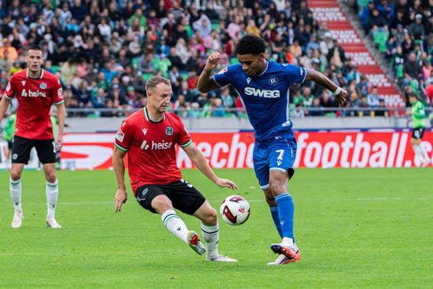Hannover, Deutschland 04. September 2026: 2. BL - 2026 2027 - Sp. 4 - Hannover 96 gegen Karlsruher SC Im Bild: v. li. im Zweikampf Maurice Neubauer (H96) und Kevin Wiethaup (KSC) DFL DFB regulations prohibit any use of photographs as image sequences and or quasi-video Heinz von Heiden Arena Niedersachsen *** Hanover, Germany September 4, 2026 2. Bundesliga 2026–2027 Matchday 4: Hannover 96 vs. Karlsruher SC Pictured from left in a tackle: Maurice Neubauer (H96) and Kevin Wiethaup (KSC) DFL and DFB regulations prohibit any use of photographs as image sequences and or quasi-video Heinz von Heiden Arena, Lower Saxony Copyright: xFotostandx xKruczynskix