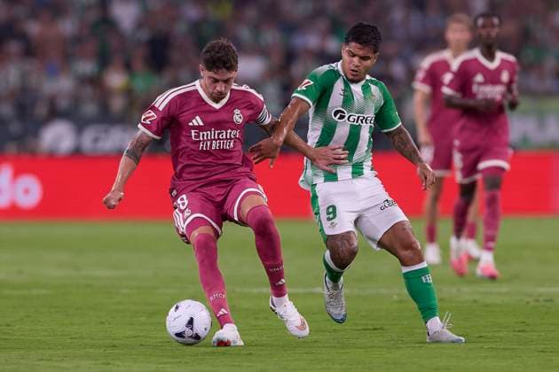 September 4, 2026, Seville, Spain: Federico Valverde (Real Madrid CF) and Cucho Hernandez (Real Betis Balompie) are seen in action during the LaLiga EA SPORTS 2026 2027 match between Real Betis Balompie and Real Madrid CF.Final score: Real Betis Balompie 1-0 Real Madrid CF Seville Spain - ZUMAs197 20260904_aaa_s197_447 Copyright: xFedericoxTitonex