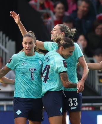 Women s Super League - London City Lionesses v Manchester United, ManU Women LONDON, ENGLAND, SEPTEMBER 4: GOAL 1-0, Alanna Kennedy of London City Lionesses goal celebration with Alexia Putellas & Mapi Leon of London City Lionesses after scoring to put London City Lionesses 1-0 ahead during the Women s Super League match between London City Lionesses v Manchester United Women at Copperjax Community Stadium, London, England, on September 4. (Photo by Daniel Weir) London Copperjax Community Stadium England Copyright: xDanielxWeir SportsxPressxPhotox Sportspressphoto_SPR223077