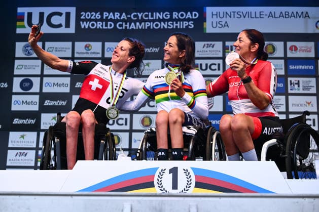 2026 UCI Para-cycling Road World Championships Picture by Olly Hassell SWpix.com - 04 09 2026 - Cycling - 2026 UCI Para-cycling Road World Championships - Huntsville, Alabama, United States of America - ips - Huntsville, Alabama, United States of America - Women H4 Individual Time Trial (ITT) podium - Emelia Perry (USA), Sandra Fuhrer (Switzerland) and Cornelia Wibmer (Austria) take a selfie Huntsville Cummings Research Park United States of America Copyright: x xSWpix.comx(t axPhotographyxHubxLtd)xOllyxHassell SWpix.comx SWP-3030-22367