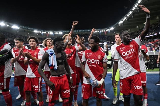 September 4, 2026, Paris, Å½Le-De-France, FR: PARIS, FRANCE - SEPTEMBER 4, 2026: AS MonacoÃ¢â‚¬â ¢s players celebrate their win at the end of the French L1 football match against Paris Saint-Germain at the Parc des Princes stadium in Paris on September 4, 2026. Ligue 1 PSG Vs AS Monaco  - ZUMAq101 20260904_zna_q101_265 Copyright: xFirasxAbdullahx