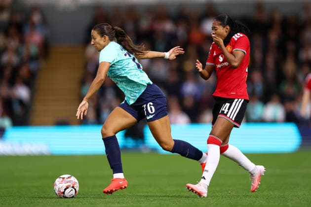 London City Lionesses gegen Manchester United, 4. September 2026, London Women’s Super League, London City Lionesses gegen Manchester United, Rosa Kafaji von den London City Lionesses und Jayde Riviere von Manchester United, Foto: Jacques Feeney, Offside, London, Großbritannien  Copyright: xJacquesxFeeneyx xOffsidexOffside